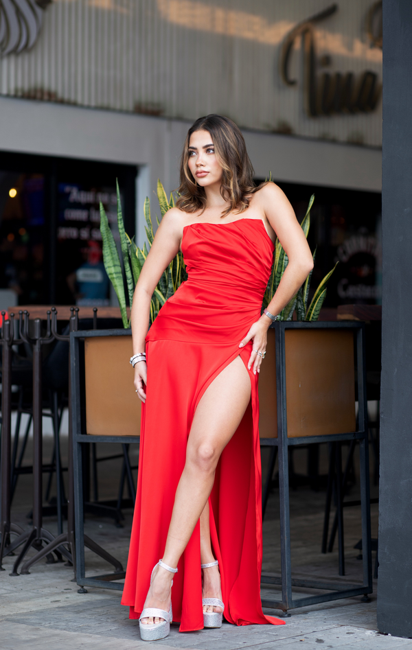 Vestido Strapless drapeado con abertura en pierna/Rojo