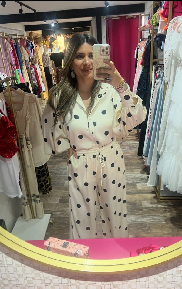 Conjunto blusa manga larga y pantalon resorte diseño bolas/Beige