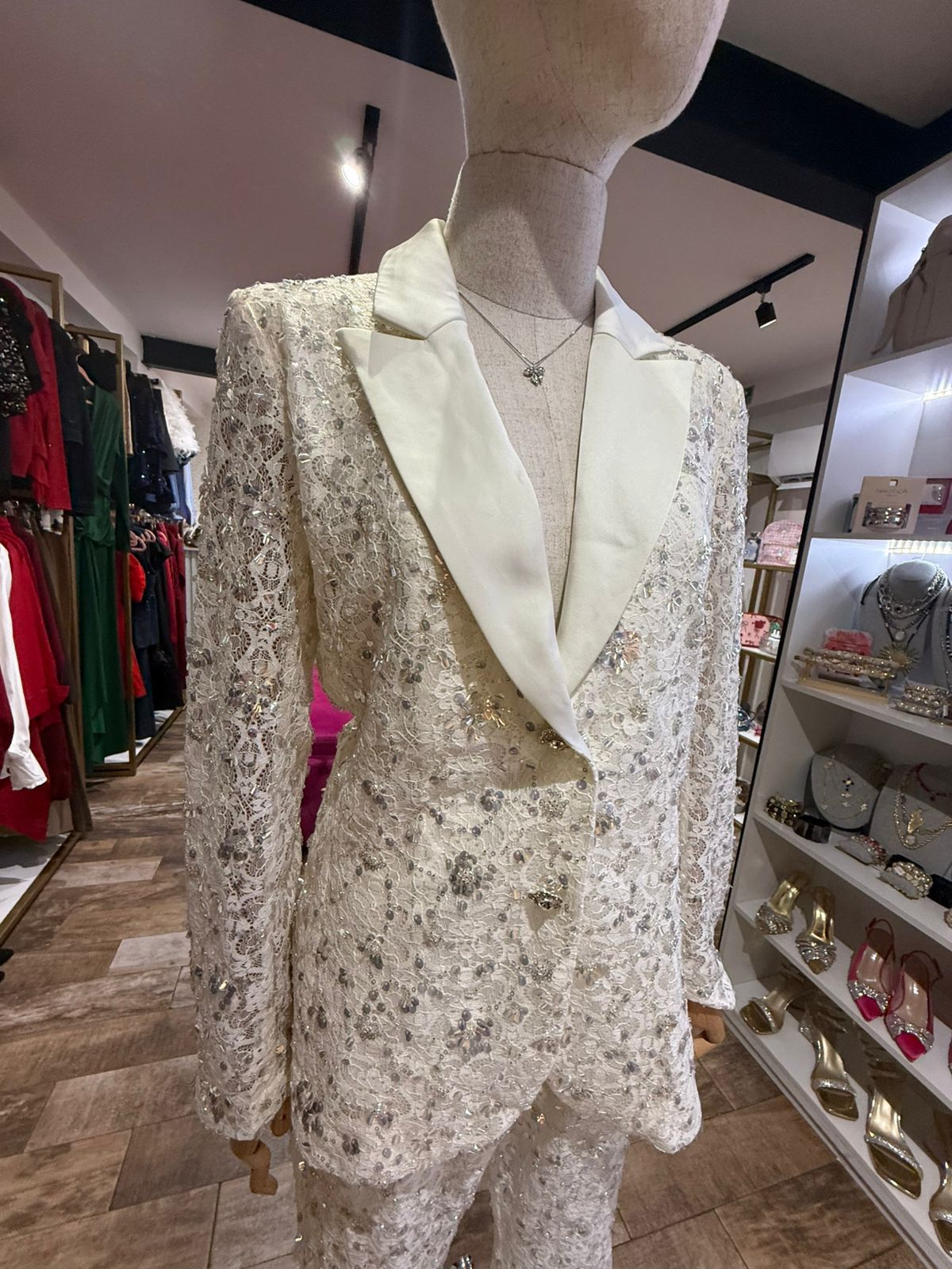 CONJUNTO SACO Y PANTALON  DE ENCAJE BORDADO /BEIGE
