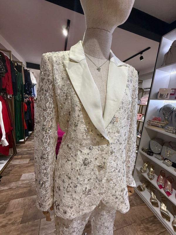 CONJUNTO SACO Y PANTALON  DE ENCAJE BORDADO /BEIGE