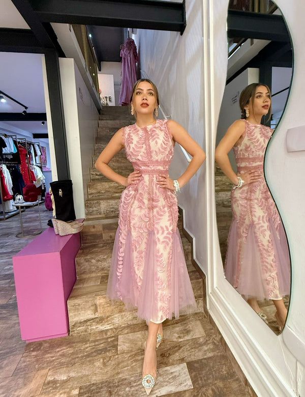 VESTIDO MIDI DISEÑO HOJAS FONDO NUDE/ROSADO