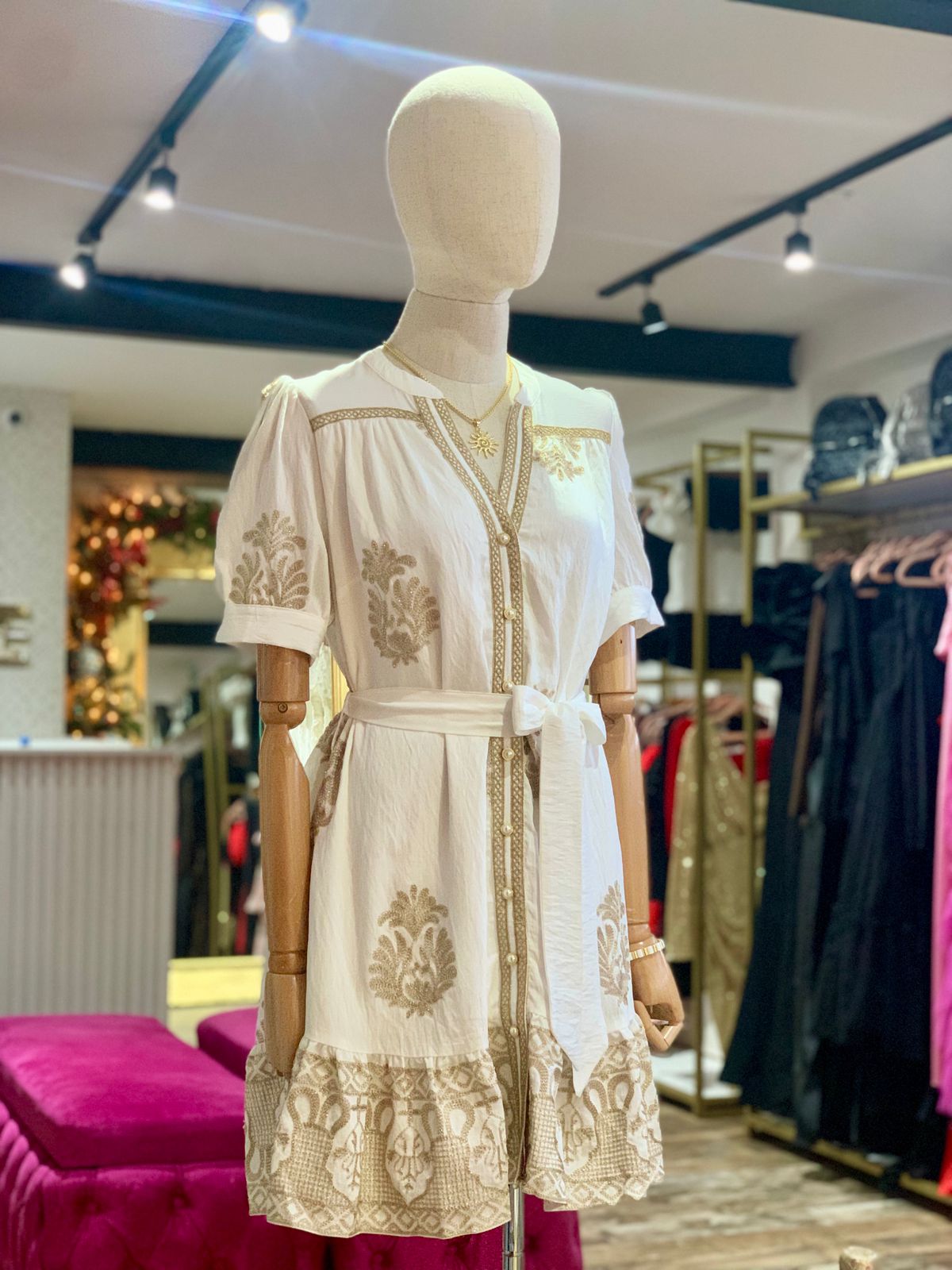 VESTIDO CORTO BORDADO CON CINTO/BLANCO