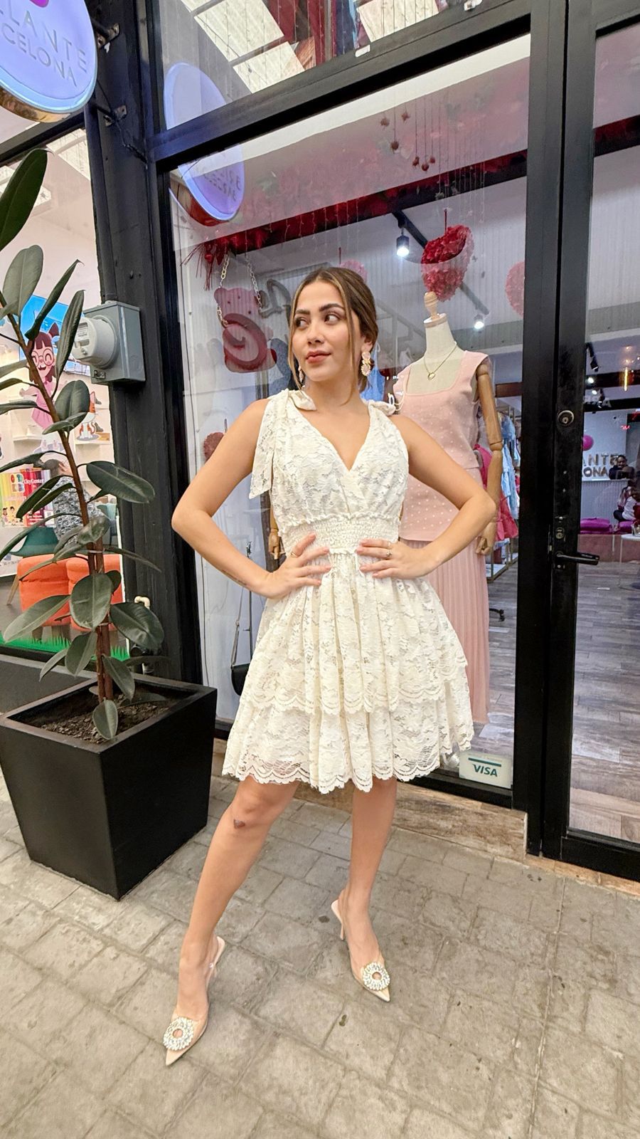 VESTIDO CORTO DE ENCAJE CON AMRRE HOMBROS/BEIGE